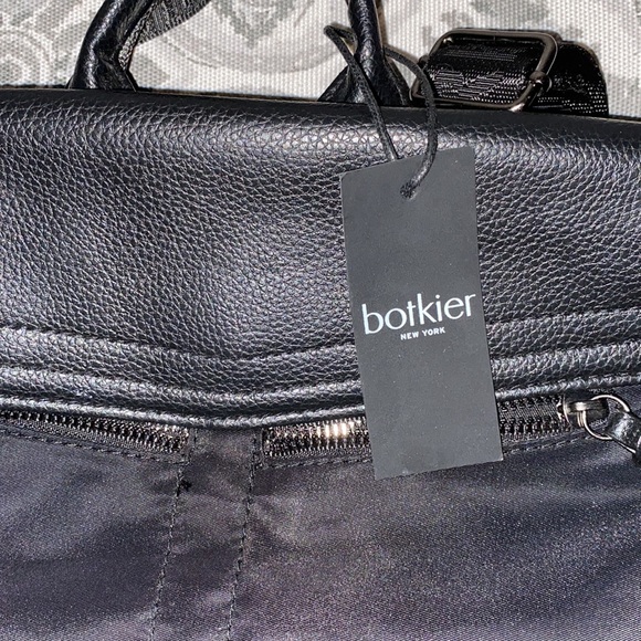 Botkier Black Trigger Backpack Vegan Leather.
NWT - Picture 4 of 11